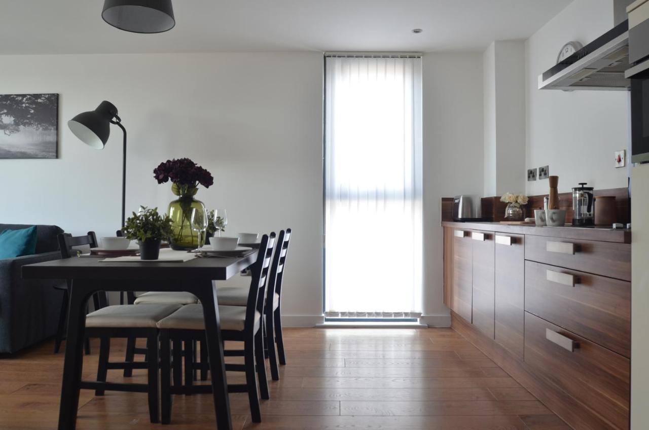 Live It Up In This 14Th Floor Open Plan Apartment With Amazing City Views, Sleeps Up To 6 People! Apartamento Sheffield