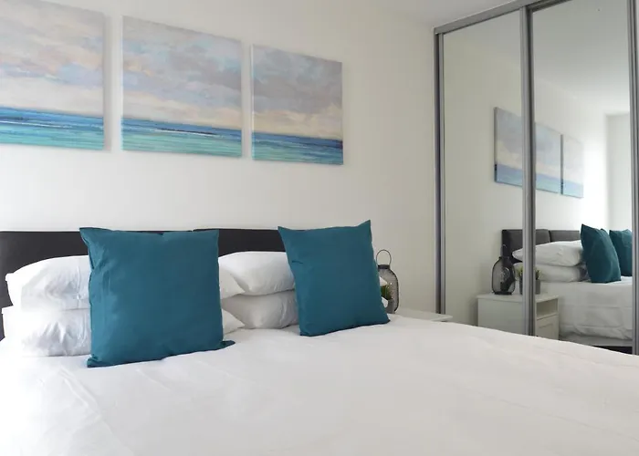 Live It Up In This 14Th Floor Open Plan Apartment With Amazing City Views, Sleeps Up To 6 People!